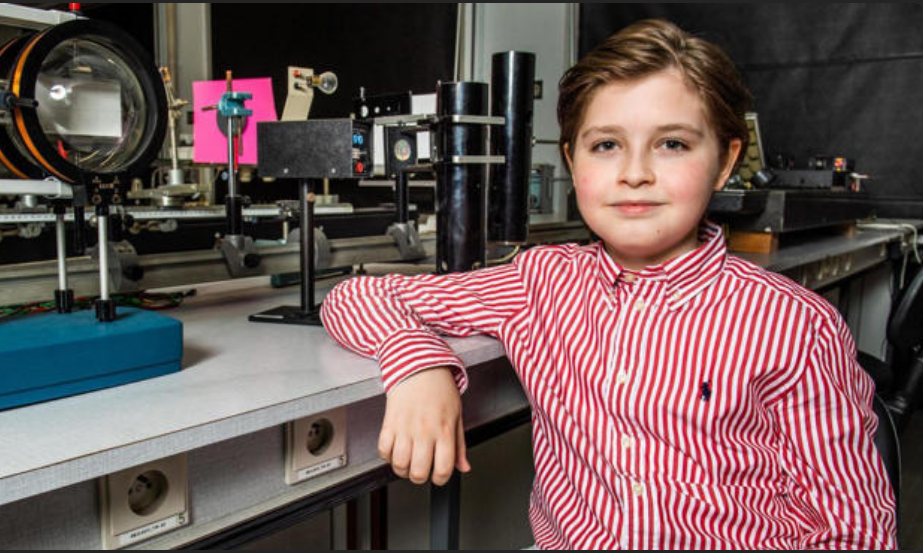 Joven prodigio de 15 años obtiene doctorado en física cuántica