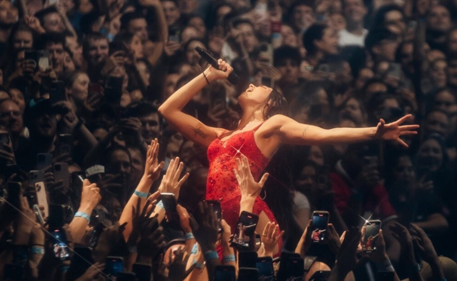 Dua Lipa llena el GNP en su primera noche, un show para recordar