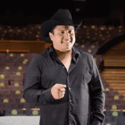 Le avientan celulares a Julión Álvarez y así reacciona el cantante