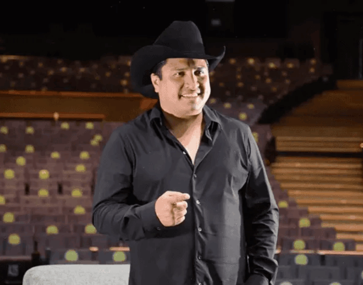 Le avientan celulares a Julión Álvarez y así reacciona el cantante