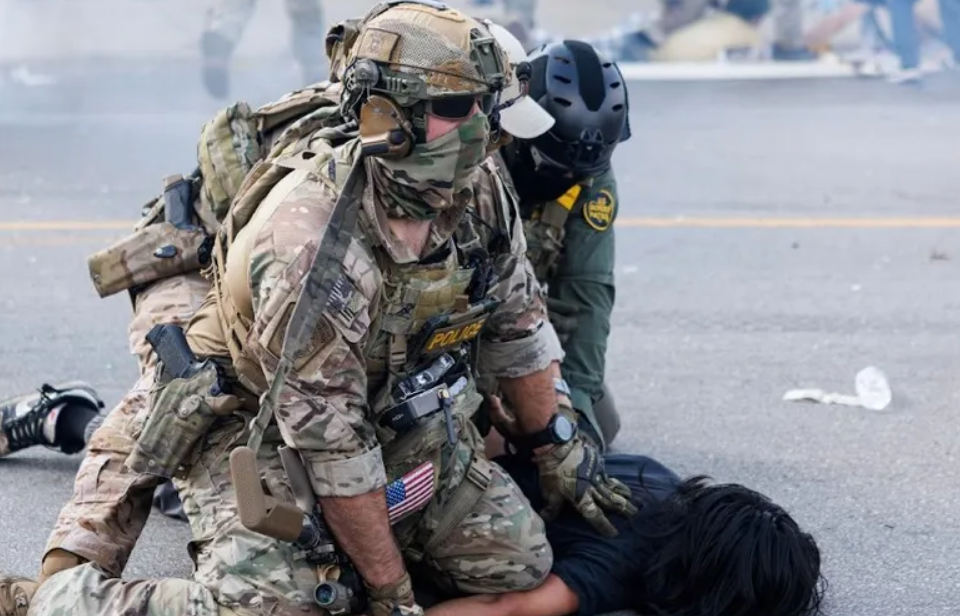 ICE declara emergencia nacional y justifican la violencia empleada en las detenciones