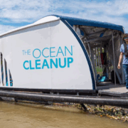 Joven crea robots que "comen" plástico para limpiar océanos y lagos