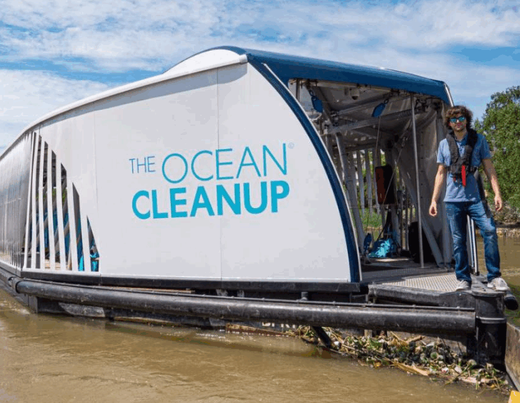 Joven crea robots que "comen" plástico para limpiar océanos y lagos