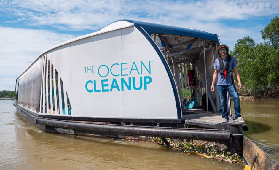 Joven crea robots que "comen" plástico para limpiar océanos y lagos