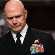 Un almirante de EEUU en riesgo legal por palabras de Trump y Hegseth