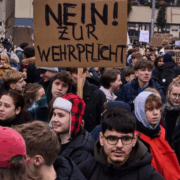 Miles de jóvenes protestan en Alemania en contra del nuevo servicio militar