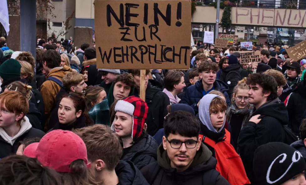 Miles de jóvenes protestan en Alemania en contra del nuevo servicio militar