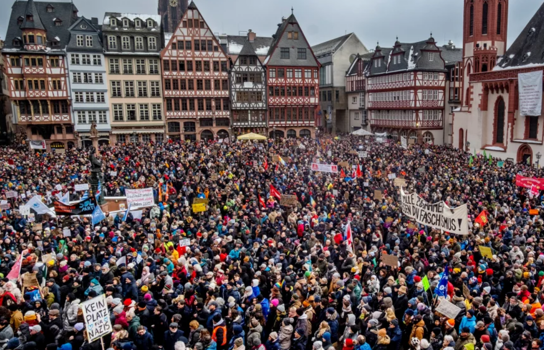 Miles de jóvenes protestan en Alemania por el nuevo servicio militar