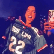 Dua Lipa presume jersey tricolor y los fans la reciben como una más