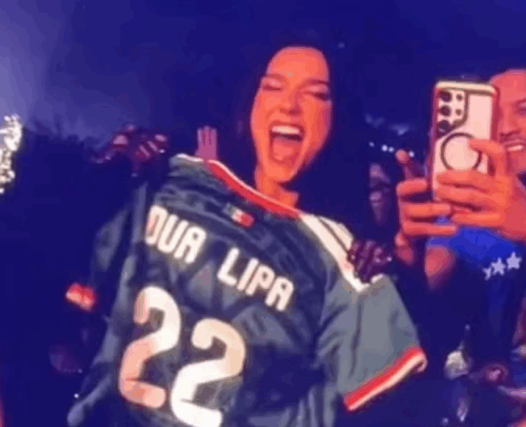 Dua Lipa presume jersey tricolor y los fans la reciben como una más