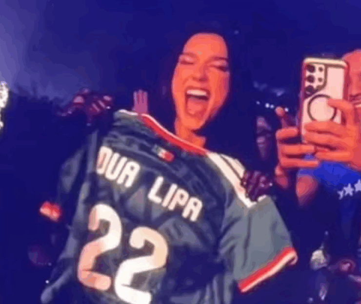 Dua Lipa presume jersey tricolor y los fans la reciben como una más
