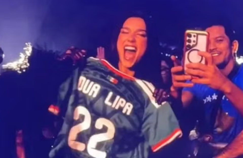 Dua Lipa presume jersey tricolor y los fans la reciben como una más