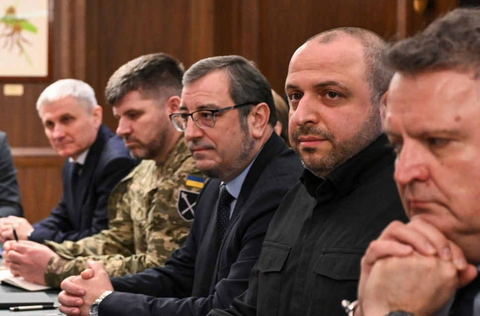 Delegados de Ucrania y EEUU discuten por tercer día en medio de ataques rusos