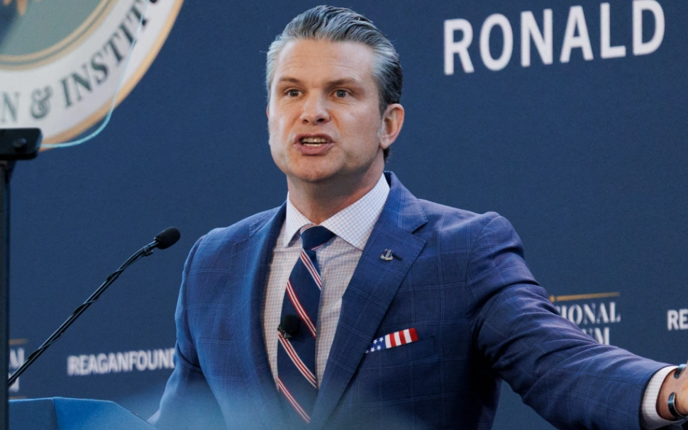 El jefe del Pentágono en el ojo del huracán, escándalos azotan la puerta