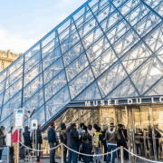 Trabajadores del Louvre convocan a huelga tras el reciente robo y daño de obras por fuga de agua
