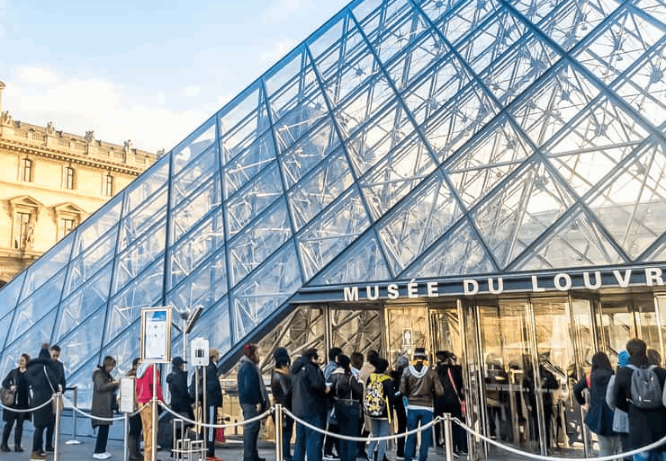 Trabajadores del Louvre convocan a huelga tras el reciente robo y daño de obras por fuga de agua