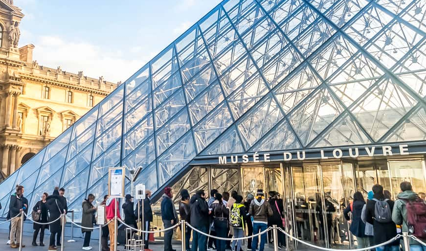 Trabajadores del Louvre convocan a huelga tras el reciente robo y daño de obras por fuga de agua