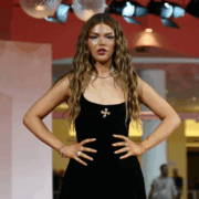 Critican a hija de Alfonso Cuarón por abrir concierto de Dua Lipa