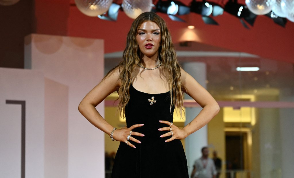 Critican a hija de Alfonso Cuarón por abrir concierto de Dua Lipa