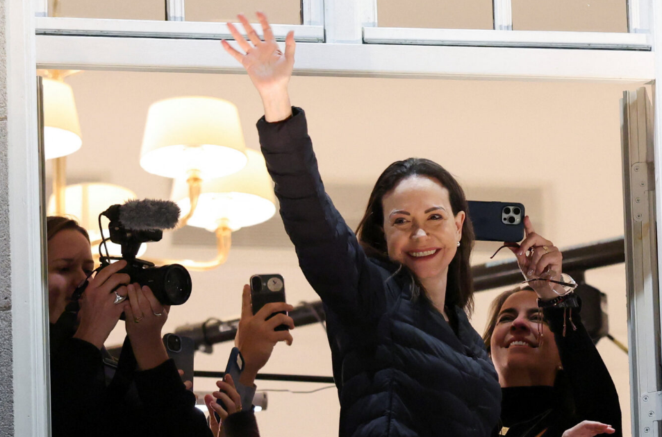 El inesperado saludo desde el balcón