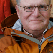 Apuesta billonaria, magnate promete 3 billones de dólares a quien demuestre que la Tierra es plana