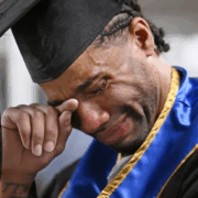 Hombres se gradúan de Yale mientras cumplían su sentencia en prisión