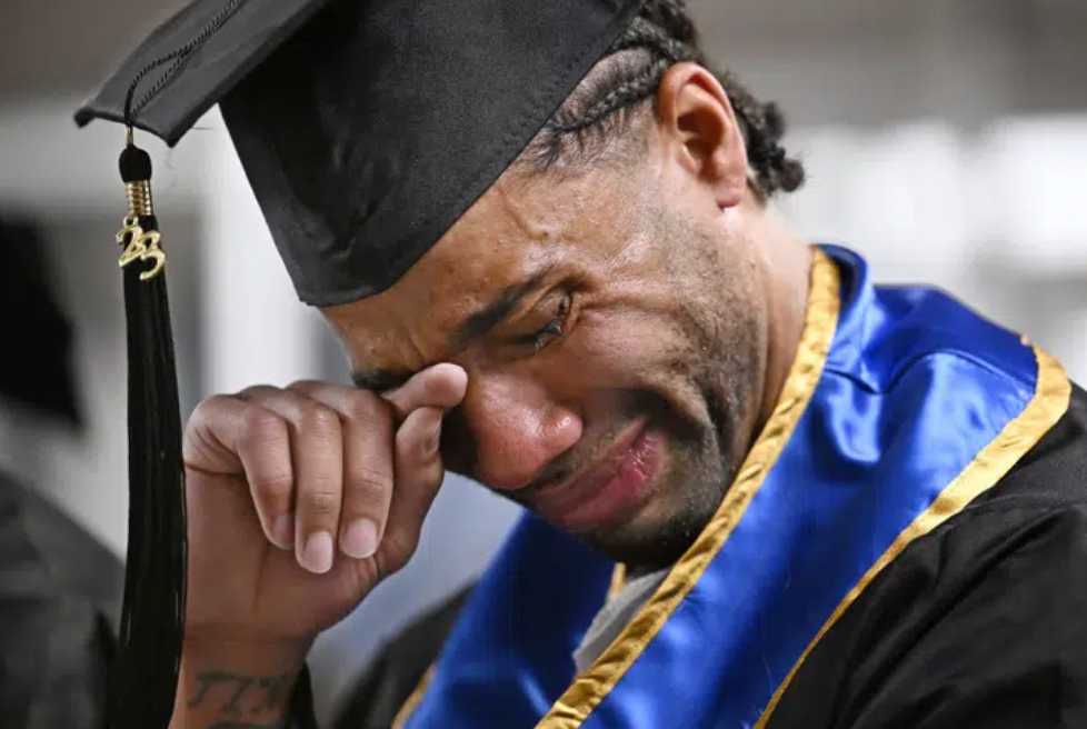 Hombres se gradúan de Yale mientras cumplían su sentencia en prisión