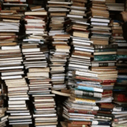 EEUU prohíbe libros de autores latinos, aumentando aún más la tensión