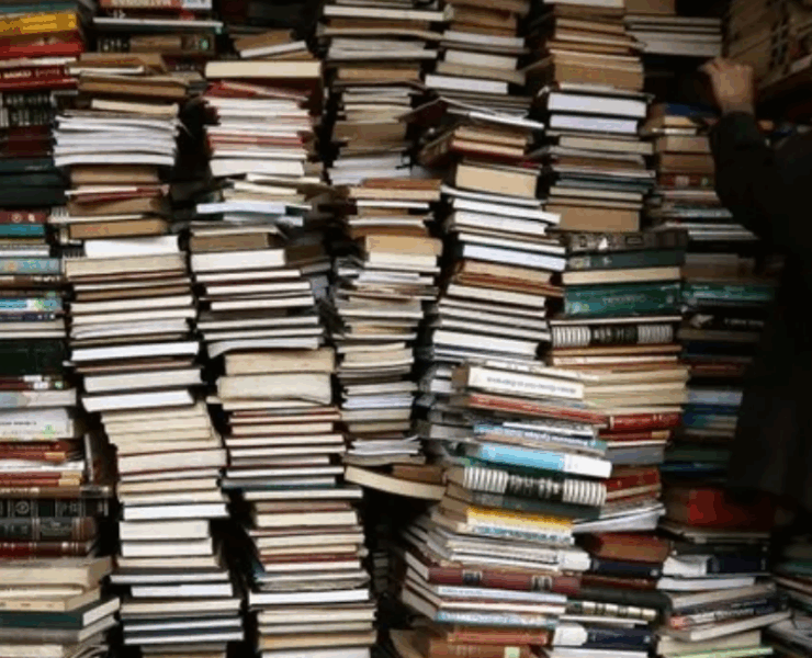 EEUU prohíbe libros de autores latinos, aumentando aún más la tensión