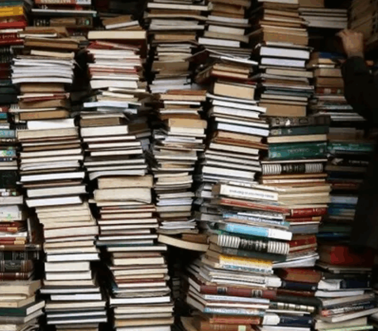 EEUU prohíbe libros de autores latinos, aumentando aún más la tensión