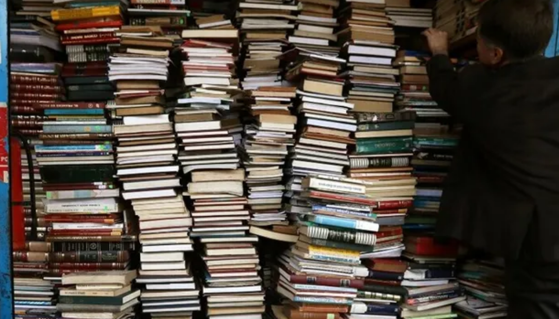 EEUU prohíbe libros de autores latinos, aumentando aún más la tensión