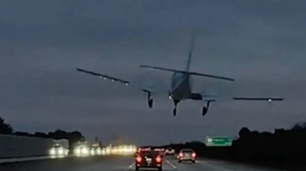 Avioneta aterriza sobre un automóvil al intentar evitar un accidente mucho mayor
