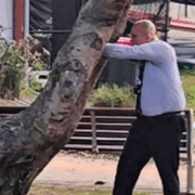 Elogian al agente que detuvo a un atacante de Australia, el detective superior Cesar Barraza