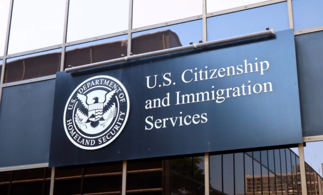 ¿Por qué Trump suspendió la lotería de visas verdes?