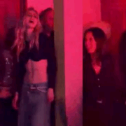 ¡Salma Hayek estuvo en "La Casita" de Bad Bunny y rompió las redes con su baile!