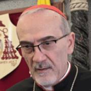 Líder católica preside misa en iglesia destruida por bombardeos en Gaza. "Seguimos Aquí"