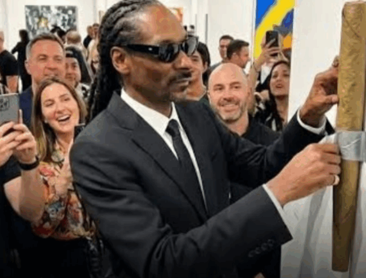 Snoop Dogg se burla del "arte" moderno y crea una inusual exhibición
