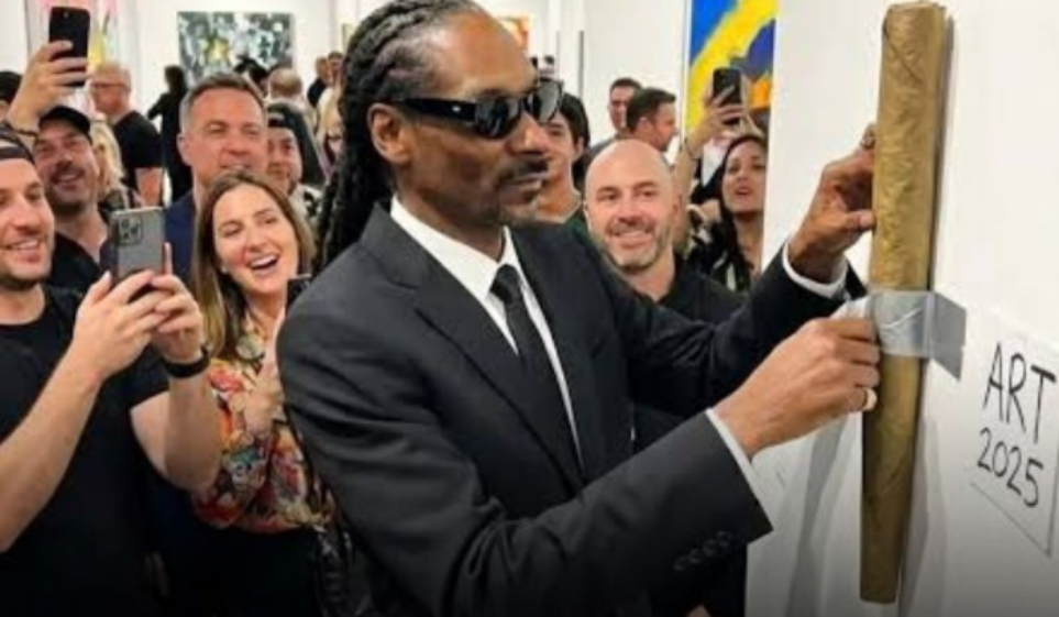Snoop Dogg se burla del "arte" moderno y crea una inusual exhibición