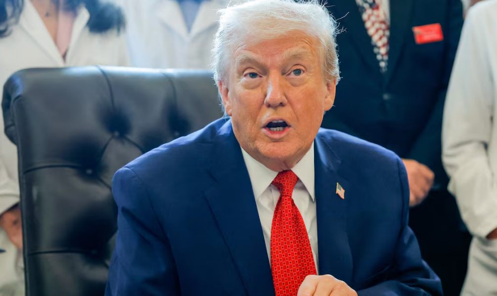 Trump ofrece 3000 dólares y un boleto de avión a migrantes que se auto-deporten