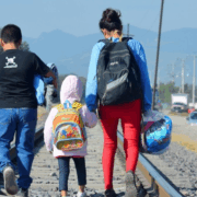 Niños migrantes están siendo retenidos sobre el limite de tiempo legal