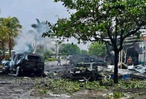 Inmuebles dañados tras la explosión de coche bomba en Michoacán.