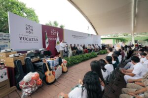 La entrega incluye material deportivo, instrumentos musicales y herramientas de trabajo