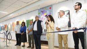 Las obras de la exposición colectiva enriquecen la Temporada decembrina en el Aeropuerto de Mérida, ofreciendo a los viajeros un recorrido cultural lleno de color y significado social.