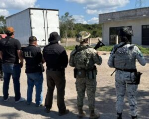 Operativo en la carretera Campeche–Mérida donde autoridades realizaron un duro golpe al narcotráfico, asegurando un tráiler cargado con diversas drogas.