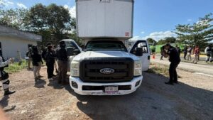 Agentes de FGR, SSP y SEDENA inspeccionan el vehículo de carga durante el operativo que dio un duro golpe al narcotráfico en la región.