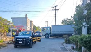 Autoridades federales y estatales ingresan al predio de Dzununcán donde decomisaron metanfetamina, durante el operativo sorpresa realizado durante la madrugada.