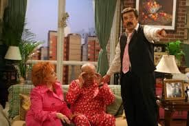 Eduardo Manzano interpretando a Don Arnoldo en “Una Familia de Diez”, uno de los personajes más queridos de su carrera.