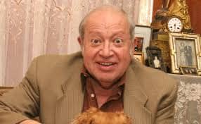 Eduardo Manzano “El Polivoz” durante una de sus etapas más activas de su carrera, marcando la comedia mexicana con su inigualable estilo.