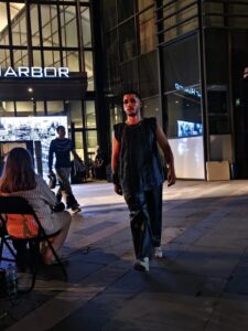 Modelos desfilan con propuestas innovadoras que fusionan estética, identidad y crítica social en la pasarela universitaria.