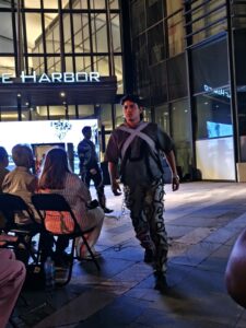 Outfits de alto impacto visual destacan el análisis del tránsito urbano y su influencia en la vida cotidiana de los mexicanos.